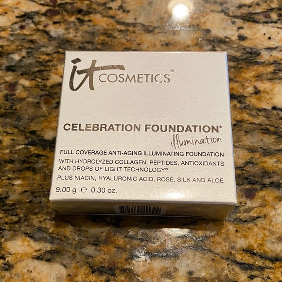 it cosmetics Other - It Celebration Foundation Illumination in Fair